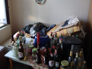 Messiwohnung: Alkohol und Unrat