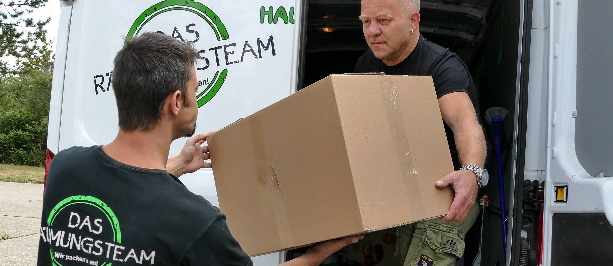 das Räumungsteam der Firma Drescher beim Beladen des Trasporters